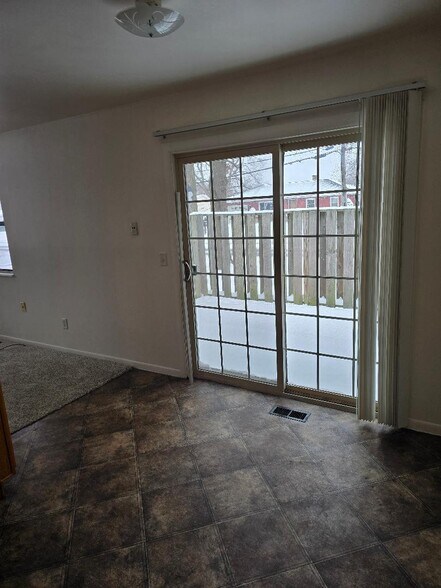 Dinning area with walk out to private deck - 3520 Oak Tree Dr