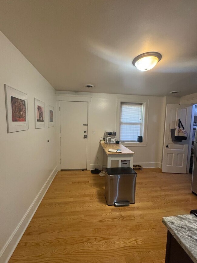 Building Photo - Great Wicker Park Location! Renovated 2 BR!
