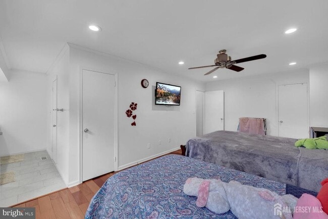 Building Photo - 5 Pond View Dr