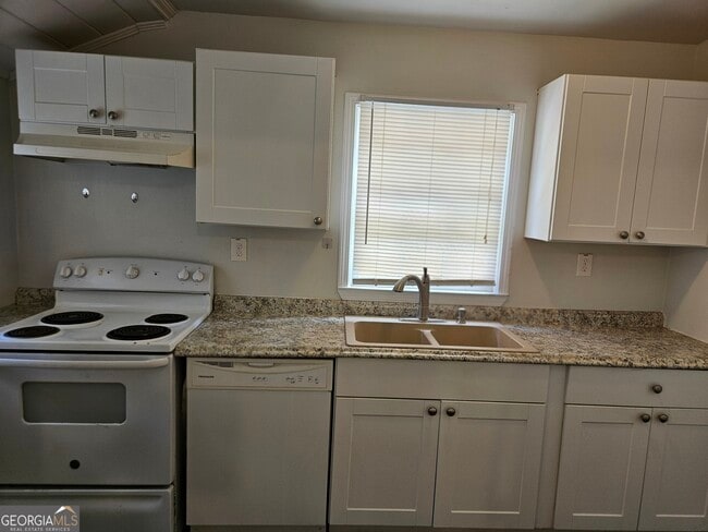 Building Photo - 3453 Glen Rd