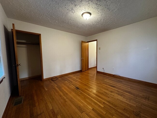Building Photo - Spacious 3 bedroom/ 2.5 bath home near Exi...