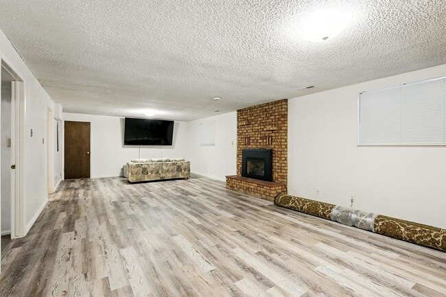 Building Photo - Charming Townhome