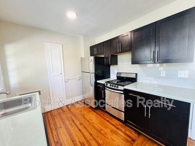 Building Photo - 1108 W Friendly Ave