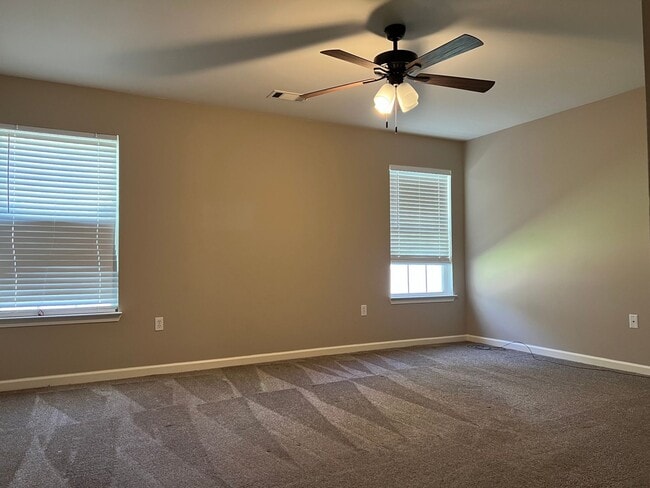 Building Photo - 319 Autumn Dr