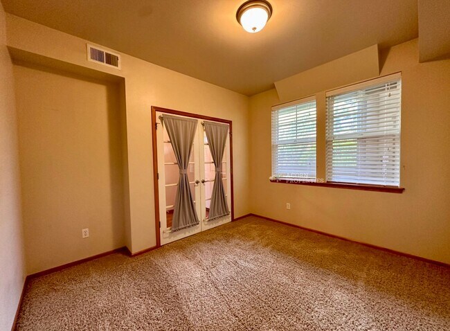 Building Photo - 1850 SW Scenic Heights St
