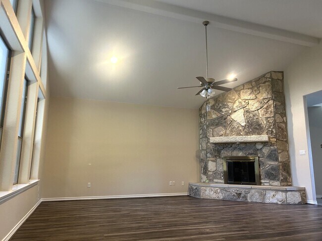 Building Photo - 120 Meadowlakes Dr