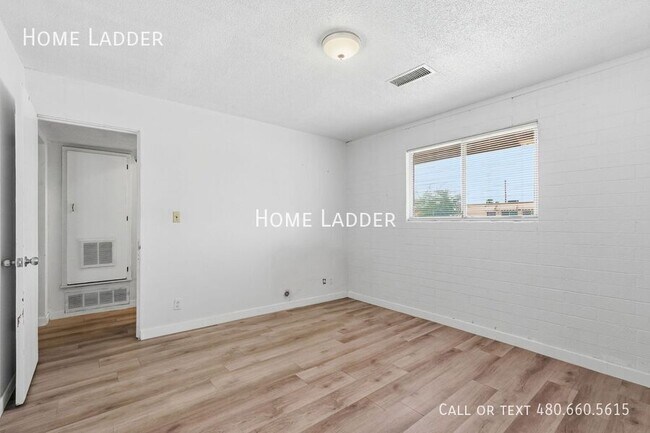Building Photo - 1332 W 5th St