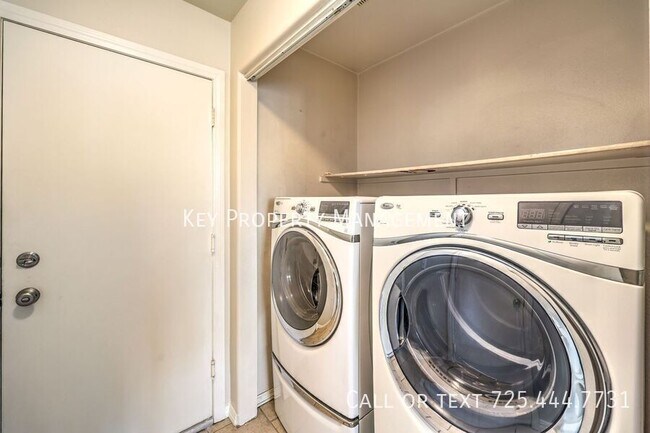 Building Photo - Beautiful 4 bedroom, 2.5 bathroom two-stor...