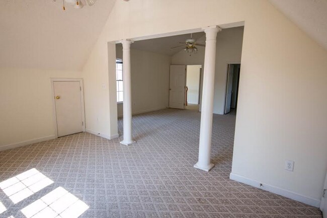 Building Photo - 4 bedroom/2.5 bathroom- Michaels Woods