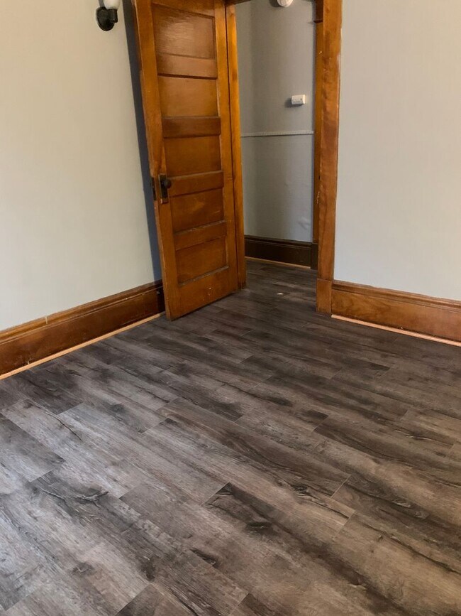 Building Photo - 3 bedroom 1 bath house in St. Paul!