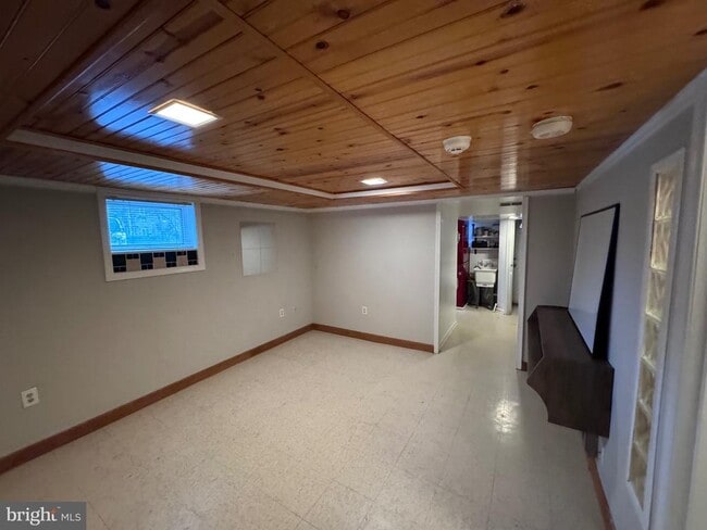 Building Photo - 1600 Princess St