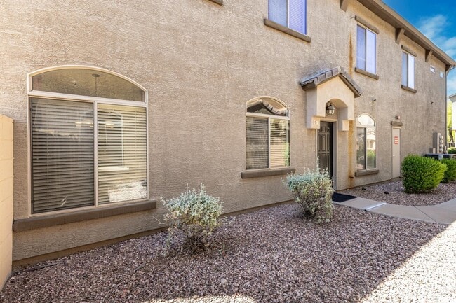 Building Photo - 2250 E Deer Valley Dr