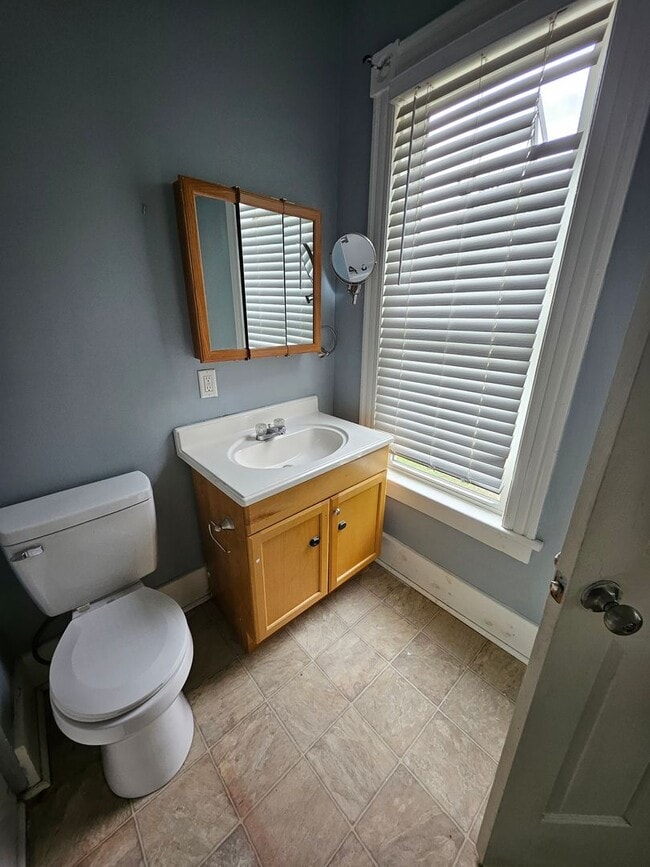 Building Photo - Upper 2 bedroom unit