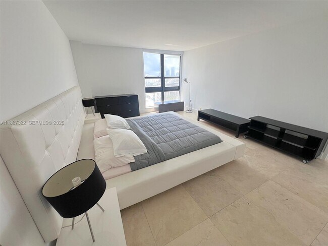 Building Photo - 1800 Collins Ave