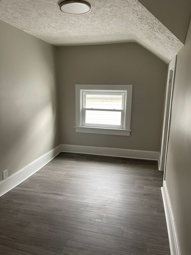 Building Photo - Three Bedroom House