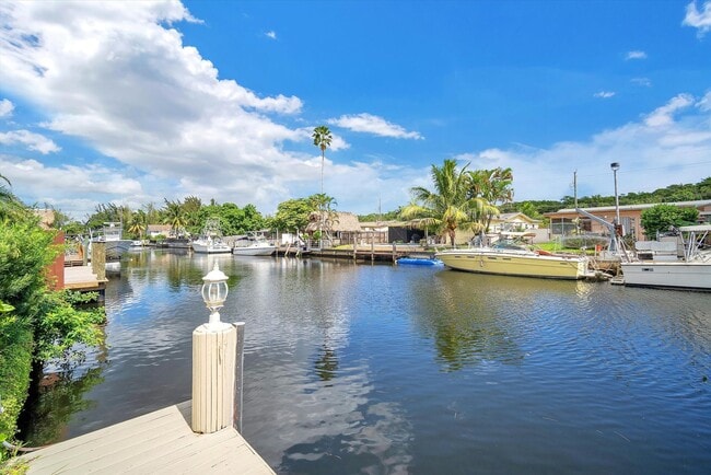 Building Photo - Beautiful house on the water with a pool