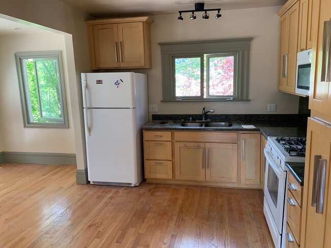 Building Photo - 1308 Oxford St