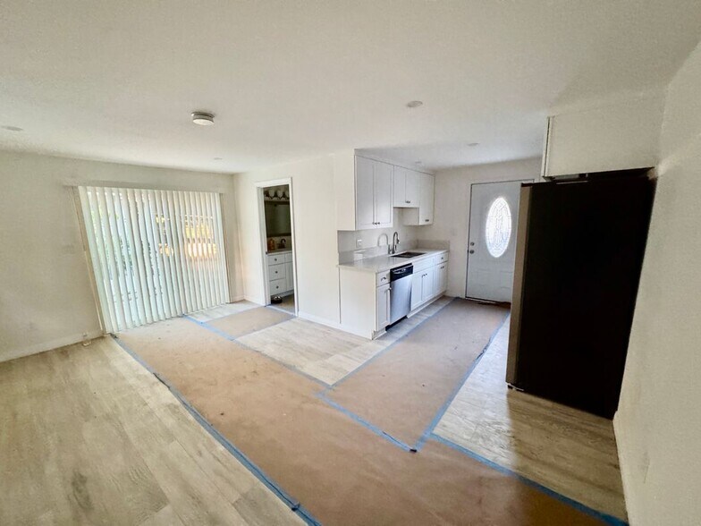 Building Photo - 857 W Edgehill Rd