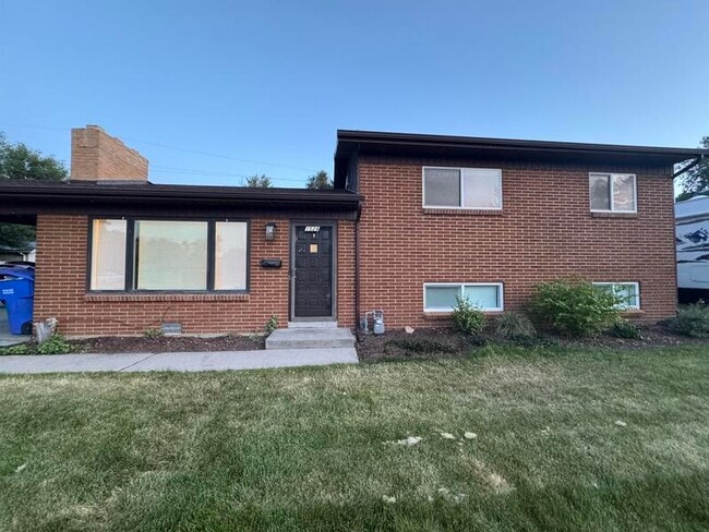 Building Photo - 1528 Dawn Dr