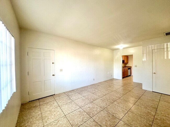 Building Photo - $500 Move In Special! 2 Bedroom Location i...