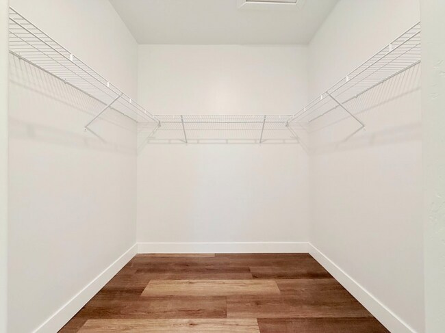 Building Photo - Gorgeous Condo in Vineyard!