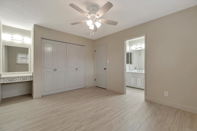 Building Photo - Duplex with 1.5 Bath and One Car Garage