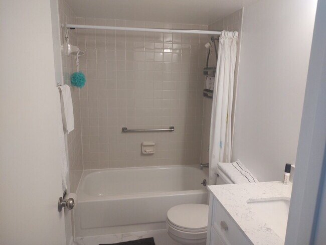 Building Photo - "$200 move in Special. Quite and Peaceful ...