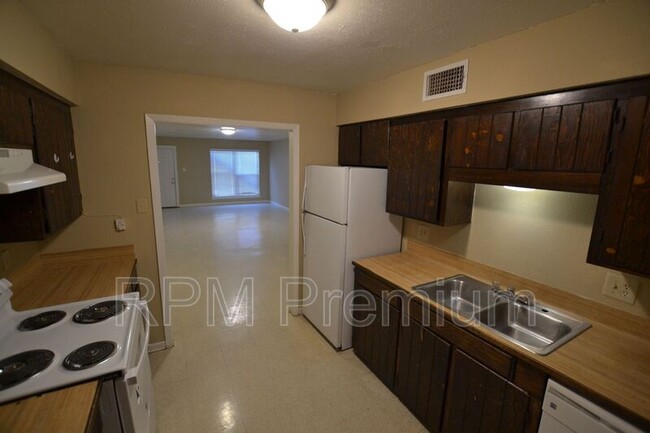Building Photo - 2150 N Sherwood Forest Dr