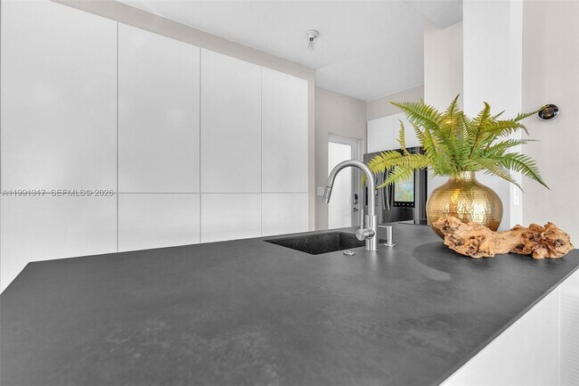 Building Photo - 1130 Venetian Way