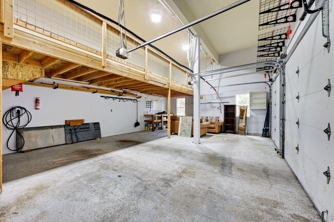 Building Photo - Beautiful Spacious Bainbridge Home