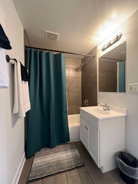 Building Photo - 912 E St Charles Rd