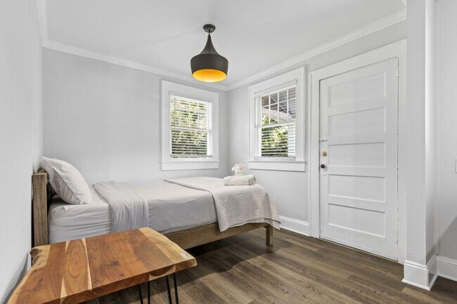 Building Photo - 822 Parkwood Ave