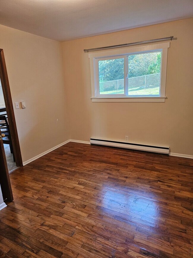 Building Photo - West hill Auburn - Darling 3 bed 1 bath ra...