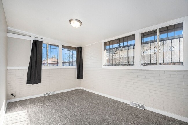 Building Photo - Newly Renovated 2Bed/1Bath Duplex in Park Hill