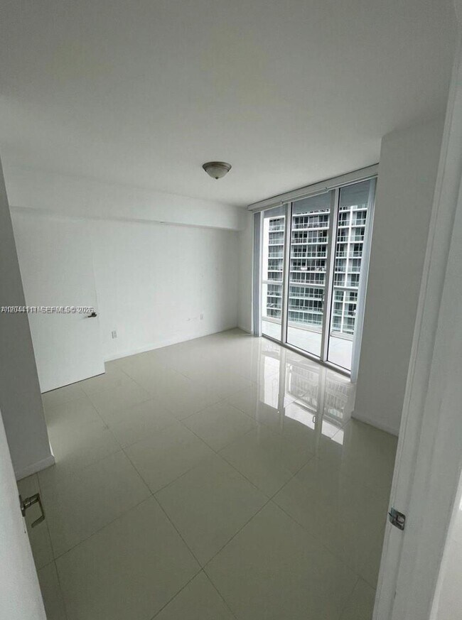 Building Photo - 495 Brickell Ave