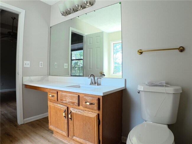 Building Photo - 2575 Overlake Dr
