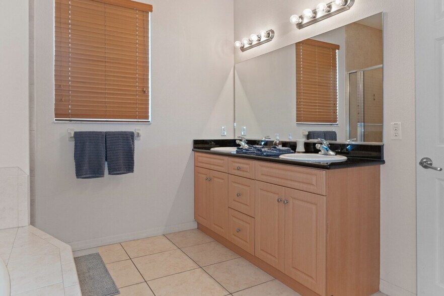 Building Photo - 4765 S Amstel Dr