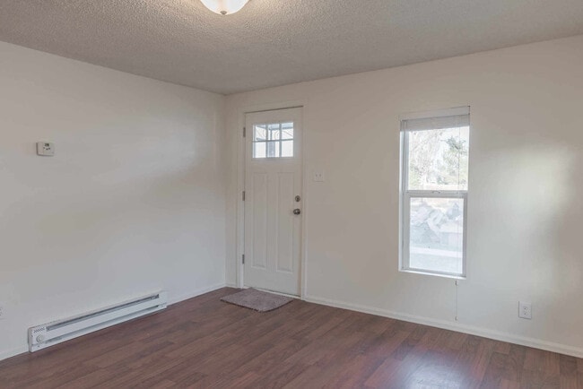 Building Photo - UPDATED 2 Bedrm  1Bath Home - Granite, Stainless Steel Appliances