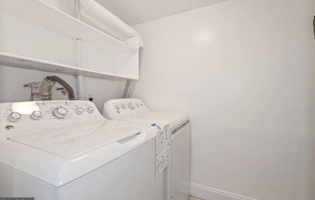 Building Photo - Renovated Herndon Condo