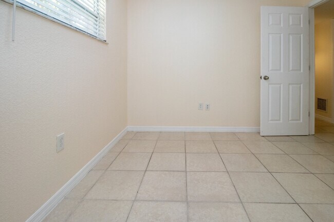 Building Photo - Indian Beach Park Duplex - walk to Ringling College!!