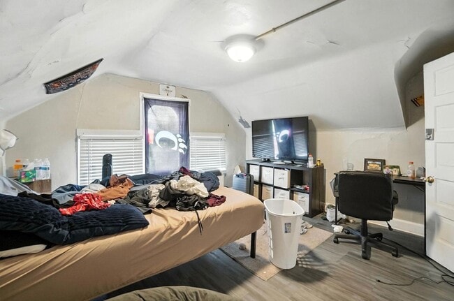 Building Photo - 6 bed/3.5 bath on Atkinson, Mins. from UC for Only $650/pp ($3900/mo)!