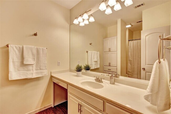Building Photo - 2208 Trailside Dr