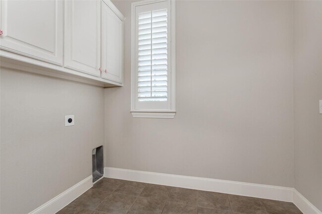 Building Photo - 921 Pine Burst Dr