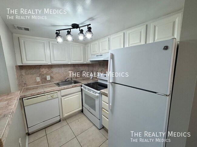 Building Photo - 2543 N Alafaya Trail