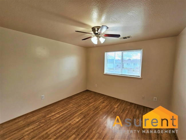 Building Photo - Great Central Point Home Available Soon!