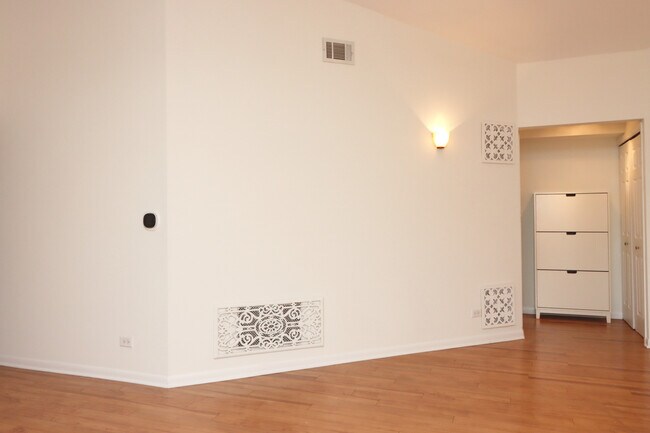 Building Photo - 1735 Chesapeake Ln