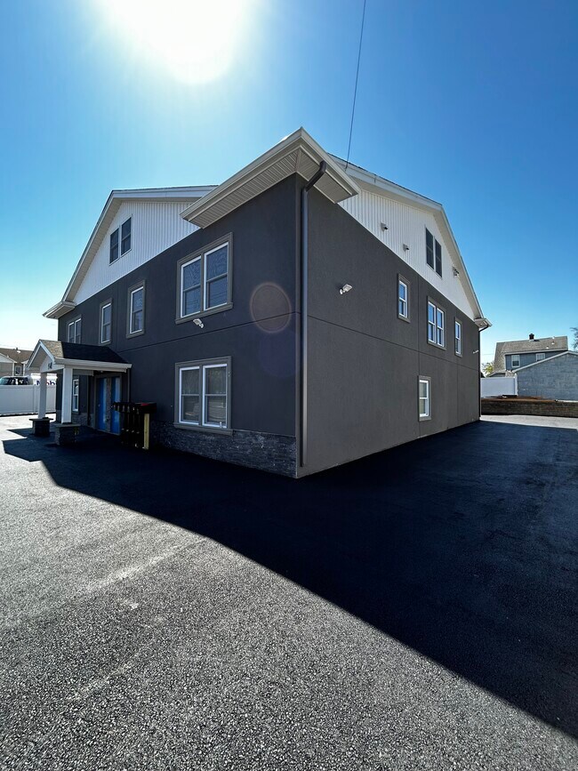 Building Photo - 948 Paterson Ave