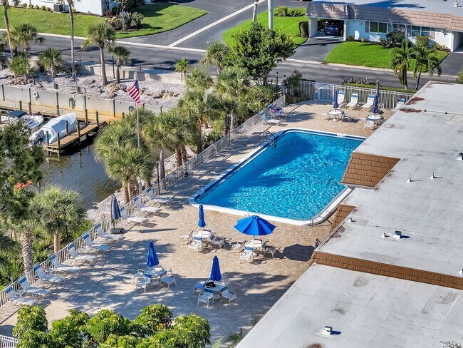 Building Photo - Annual furnished 2 bed/2 bath Villa in Sarasota close to Siesta Key!