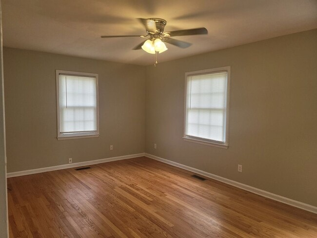 Building Photo - NEW LISTING!!!!!