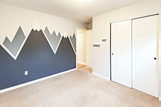 Building Photo - Hyde Park! 3 bedroom, 2.5 bathroom single family home